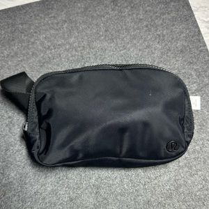 Lululemon everywhere bellt bag black